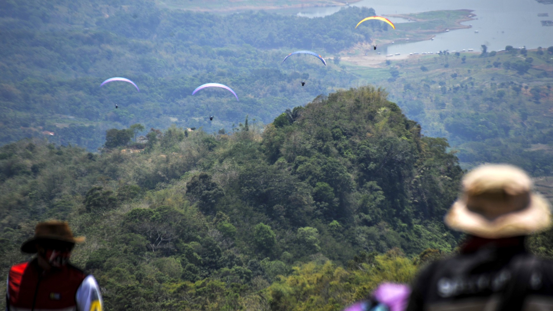 Парапланеризм в Бату, Западная Ява, Индонезия.