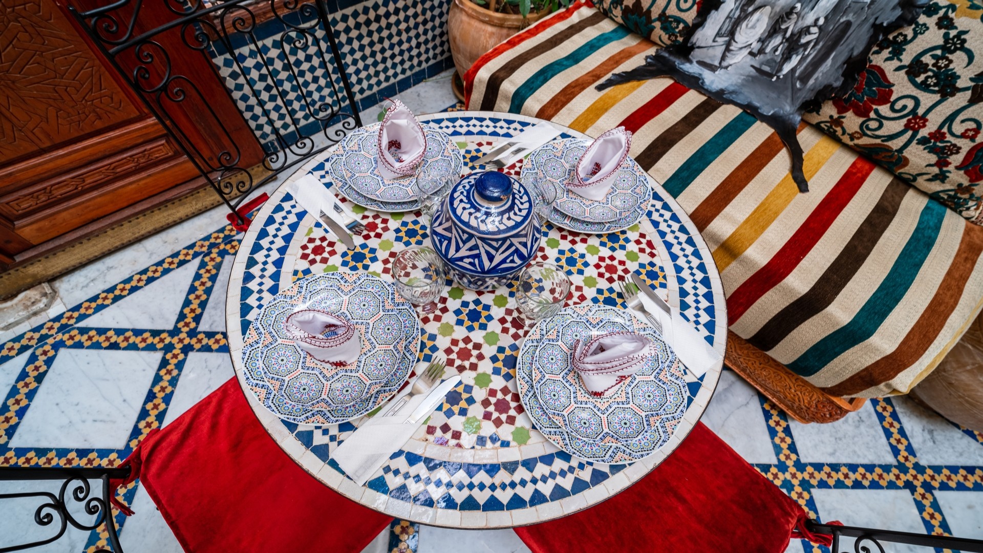 Ужин за традиционным марокканским столом в риаде в Фесе.