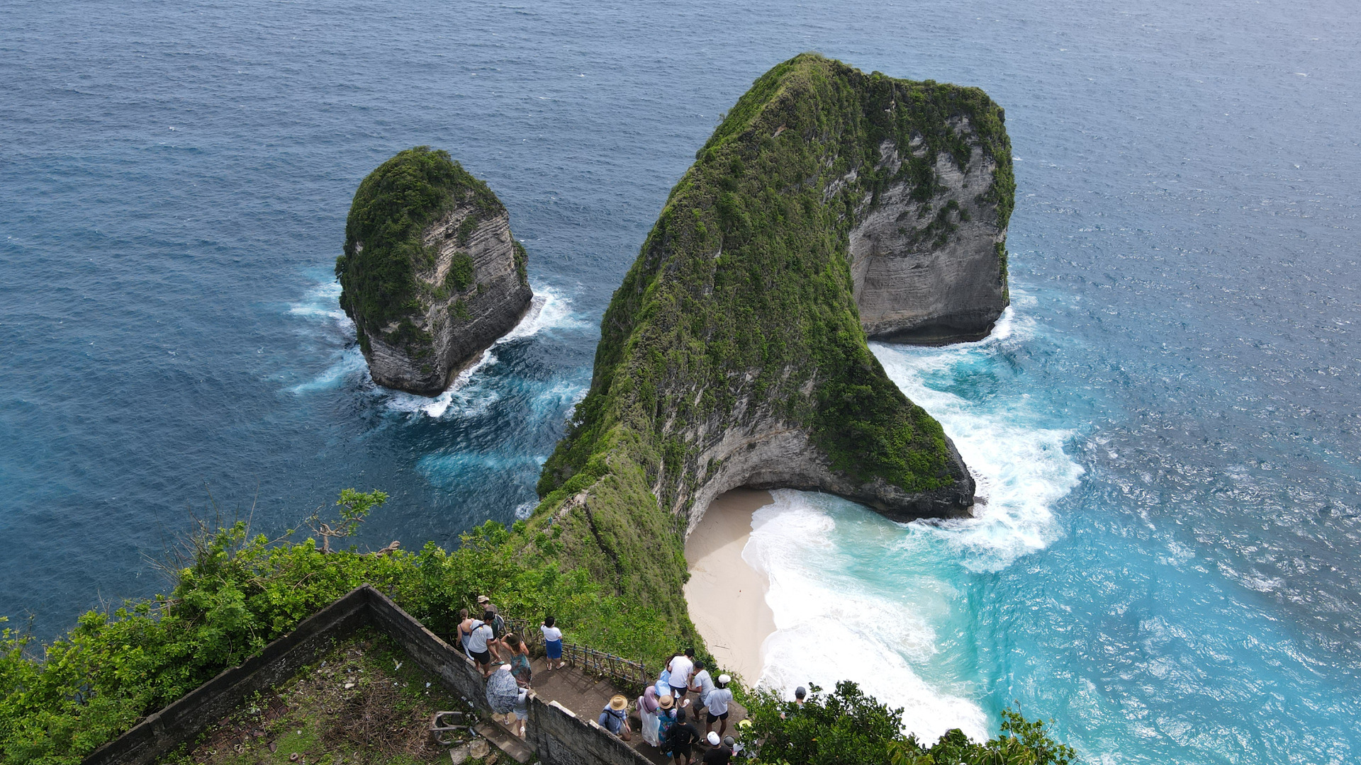 Скала Келингкинг на острове Нуса Пенида.