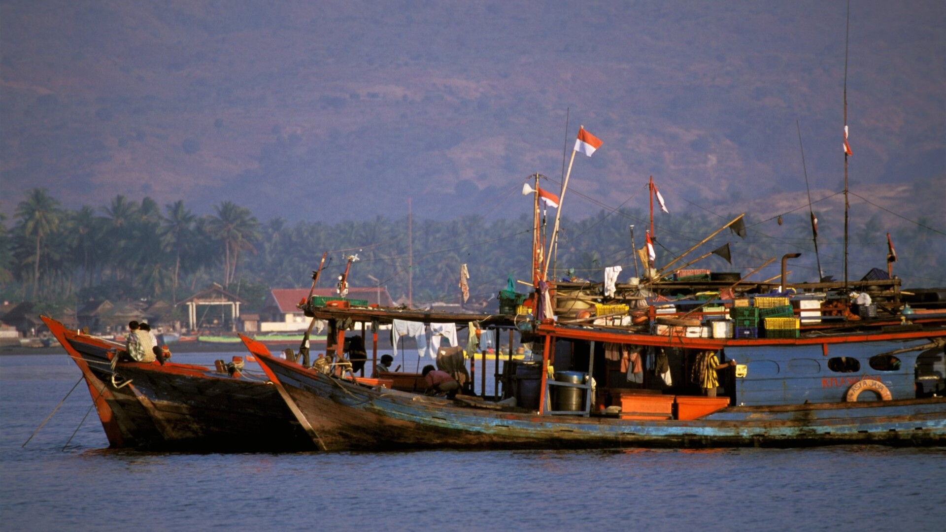 Лодки в Гавани Сапе, остров Сумбава, Индонезия.