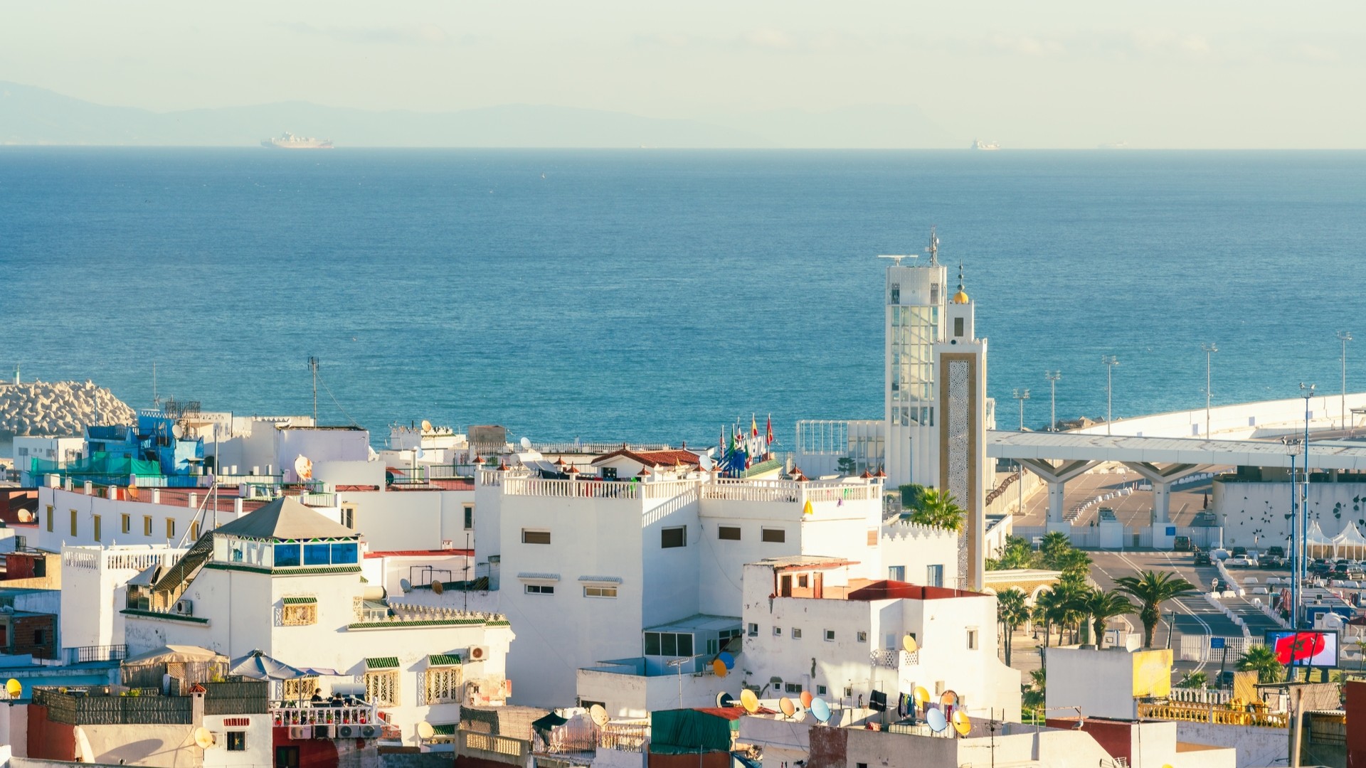 Вид на Медину Танжера с видом на Гибралтарский пролив, Марокко.