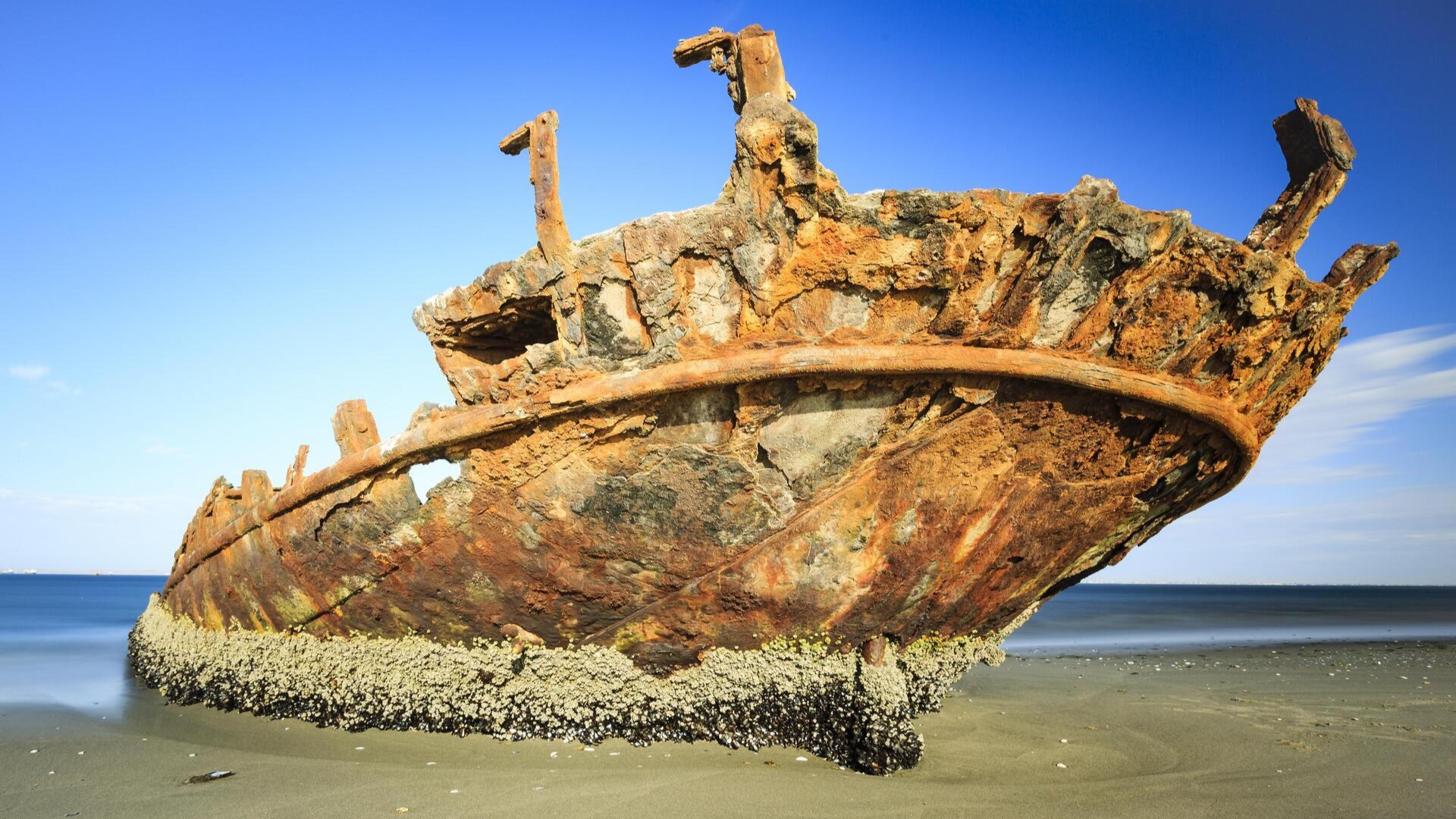 Ржавые обломки корабля на пляже, Берег Скелетов, регион Эронго.