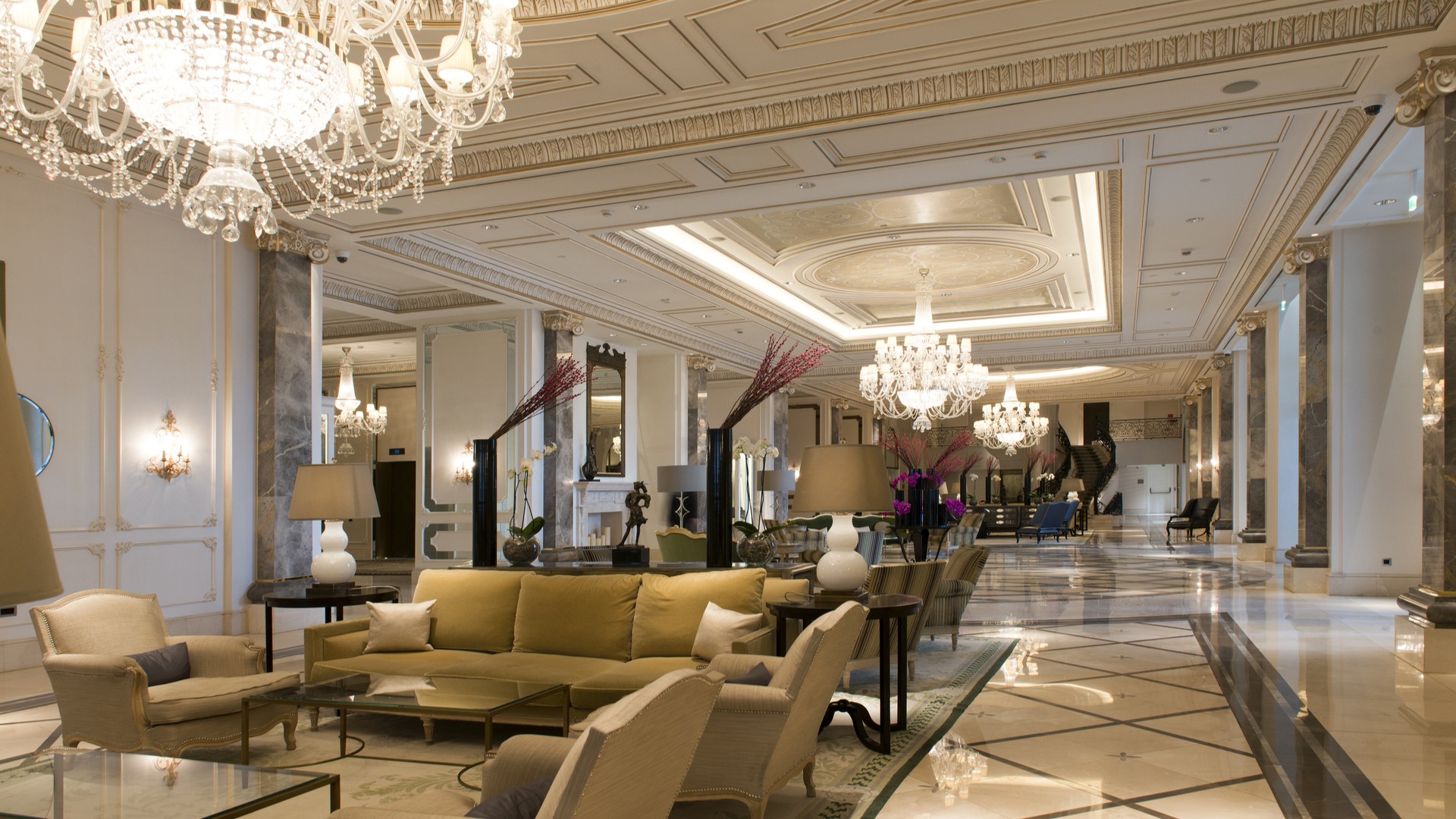 Лобби роскошного отеля Four Seasons Hotel Baku.