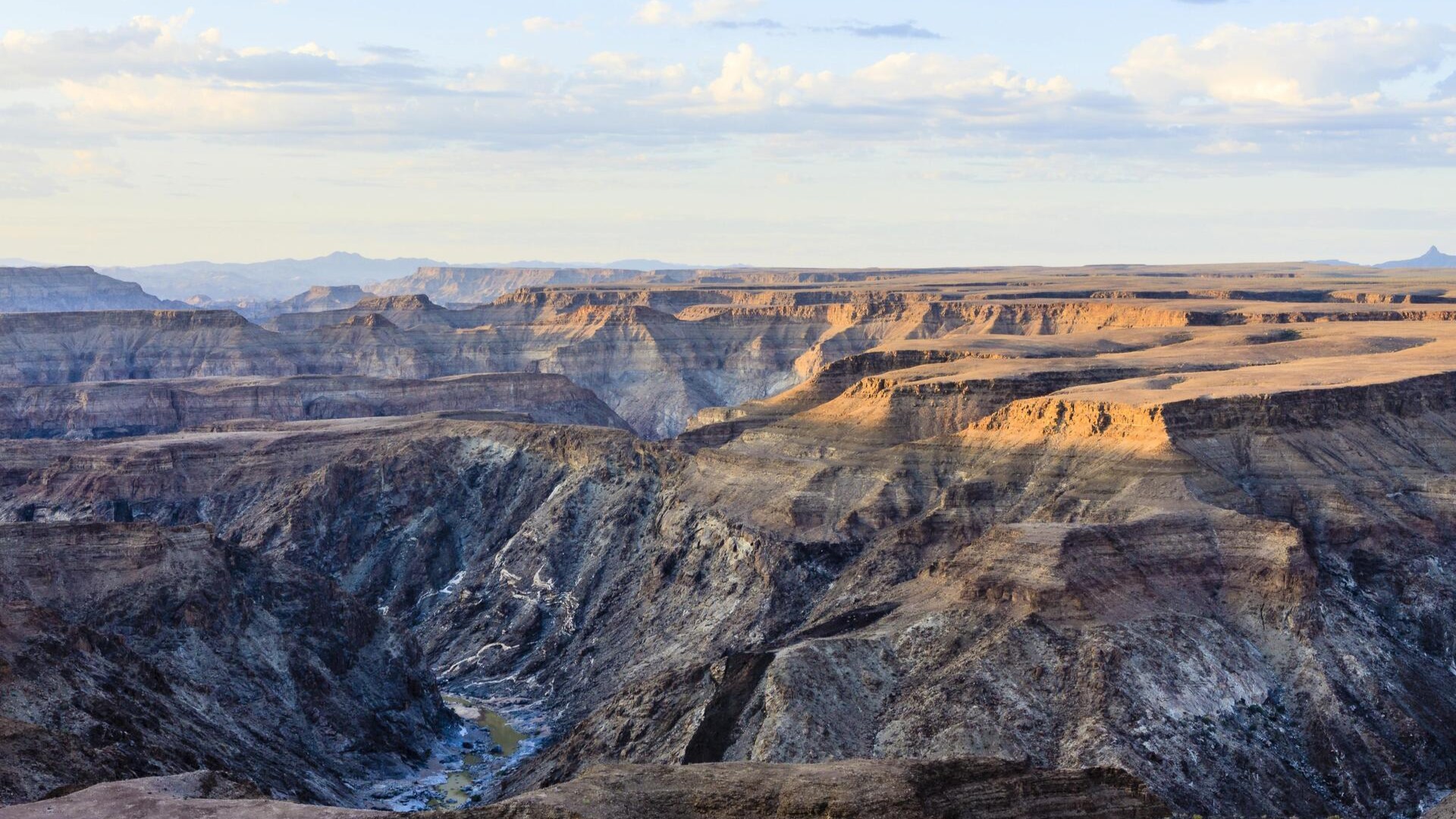 Суровый пейзаж каньона Фиш-Ривер, регион Карас.