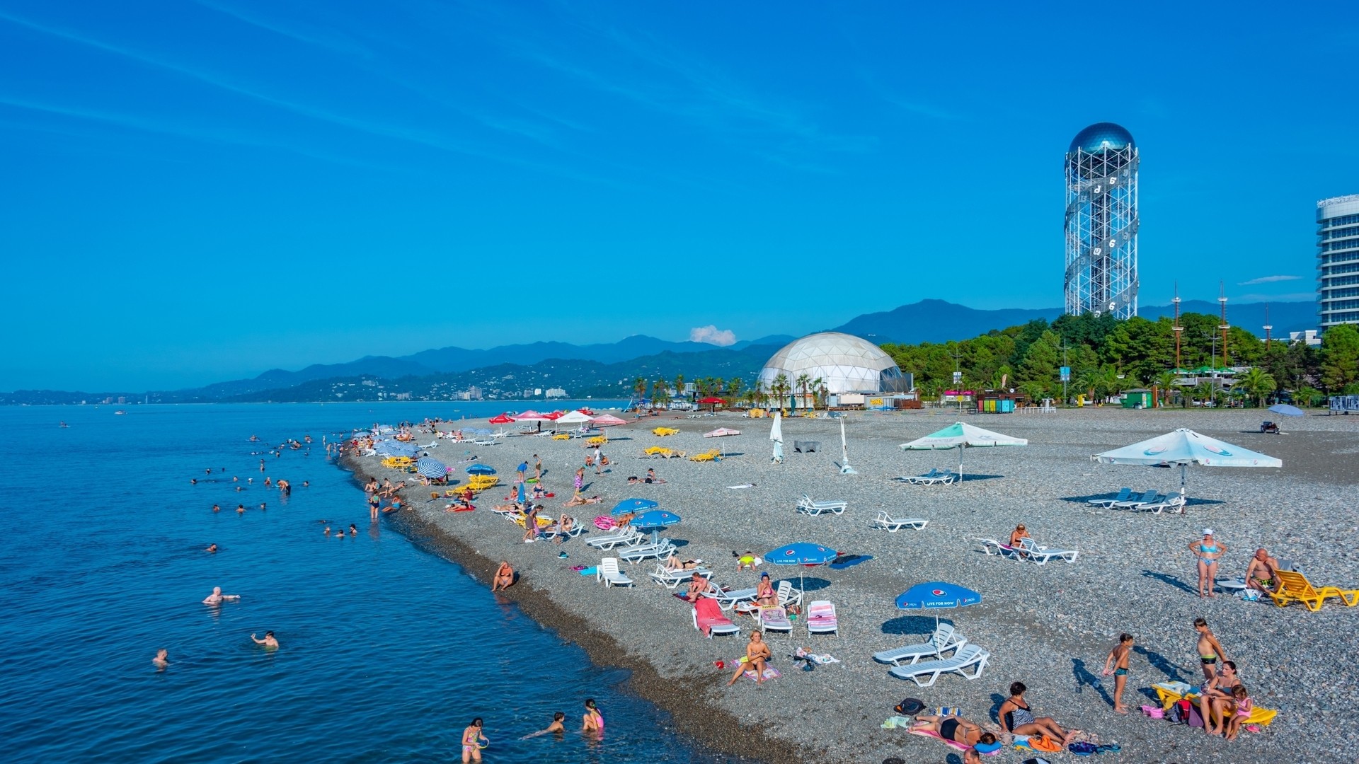 Летний день на пляже в Батуми.