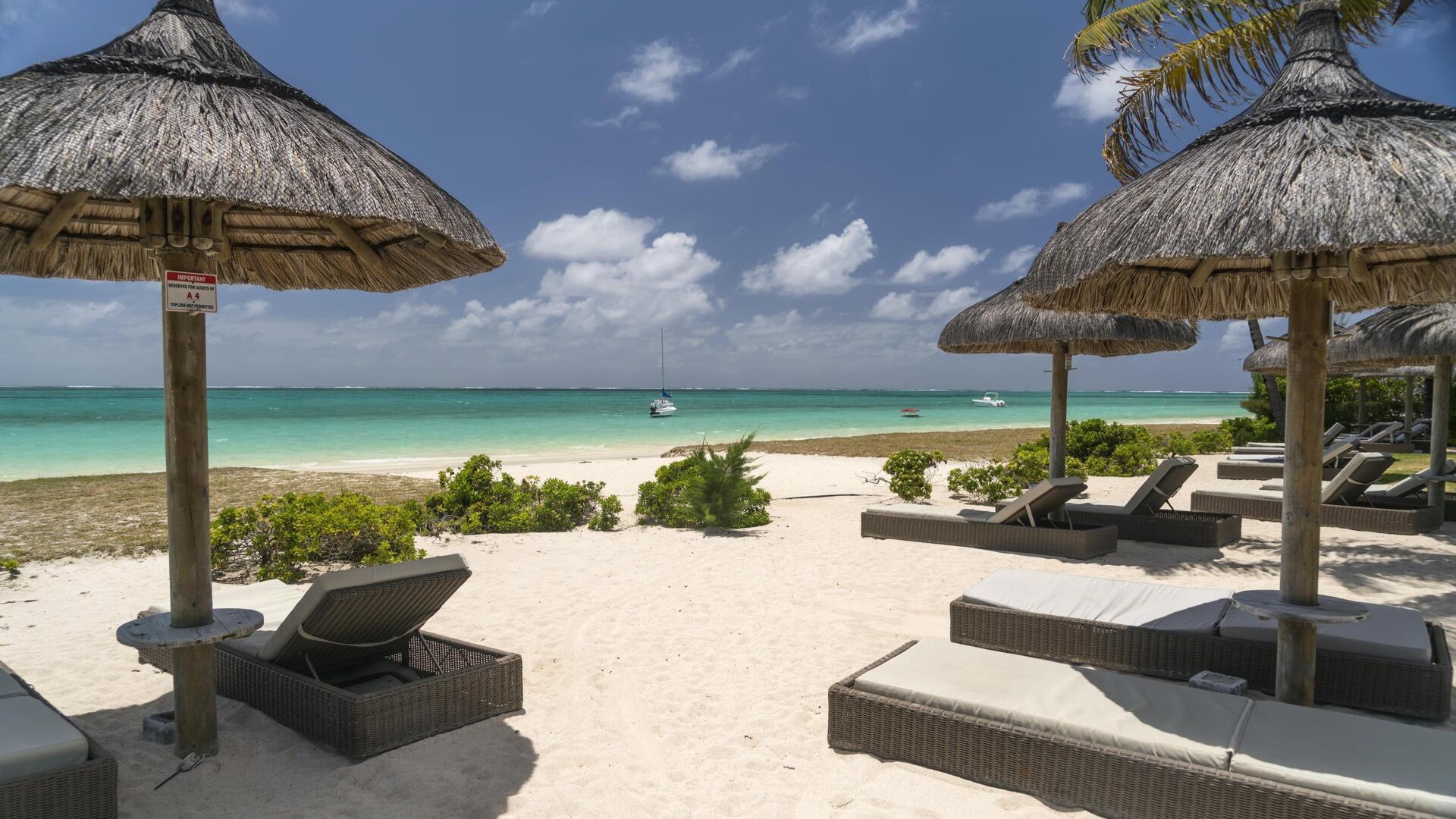 Шезлонги на пляже Пуэнт-д'Эсни, Маэбург, Маврикий.