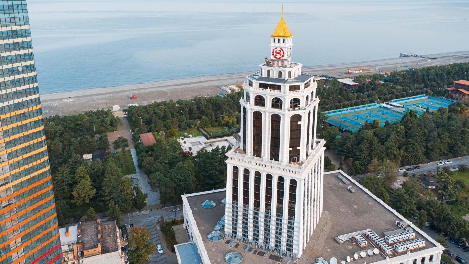 Sheraton Batumi Hotel с видом на побережье Черного моря и пляж.