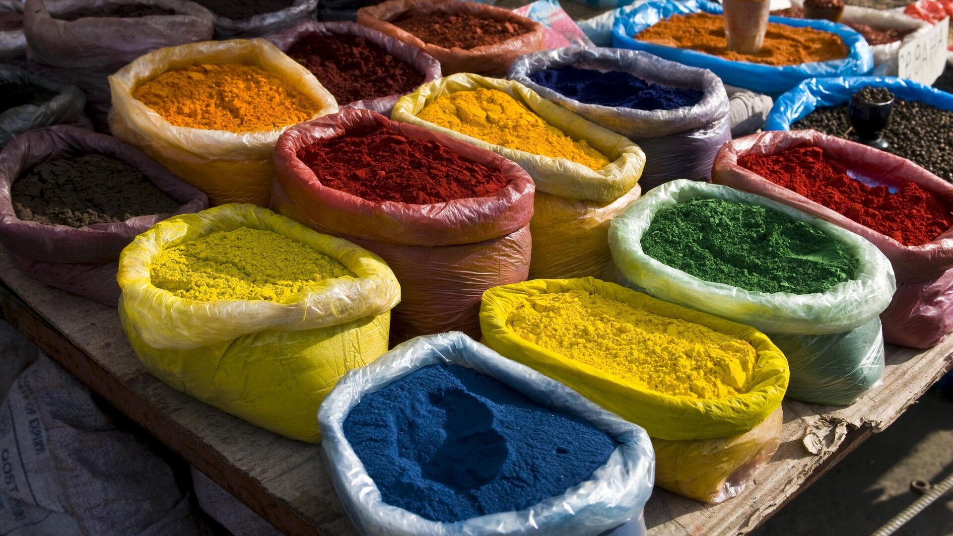 Разноцветные специи на рыночном прилавке, Ош, Кыргызстан.