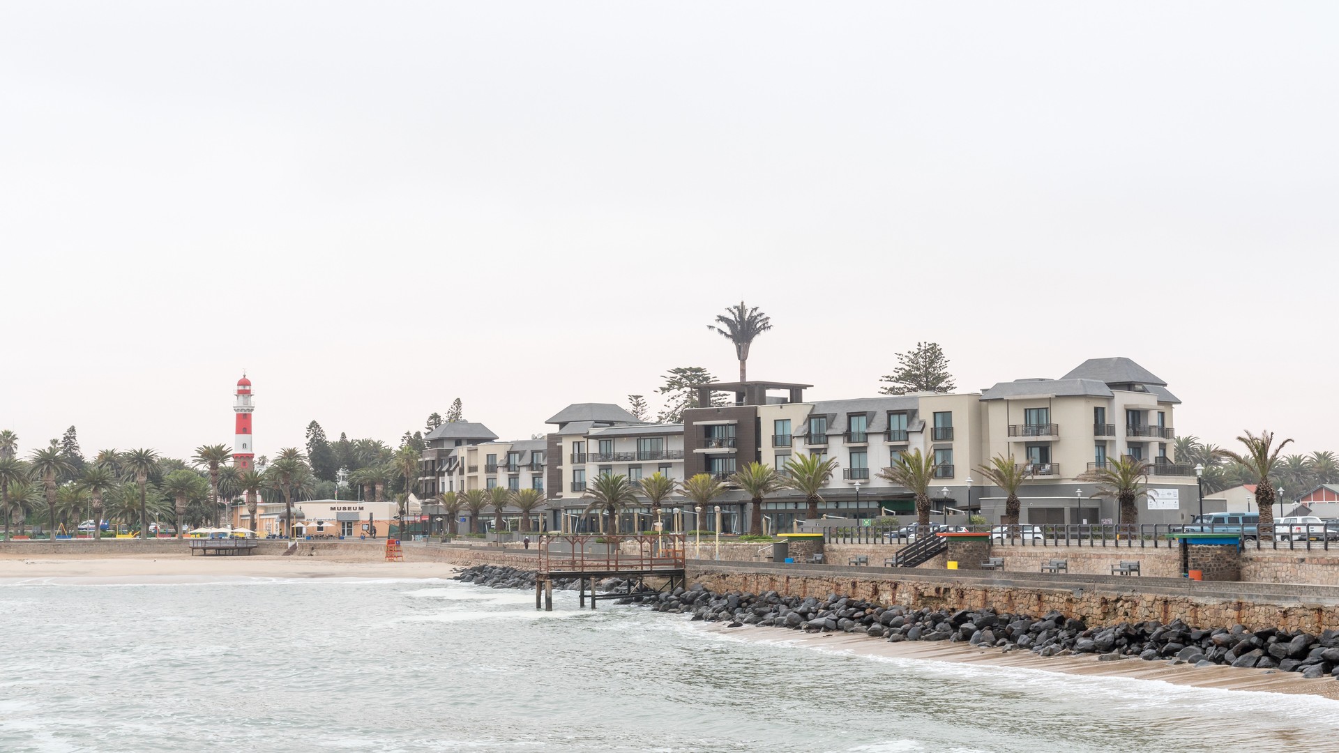 Отель Strand, музей и маяк в Молене, Свакопмунд.