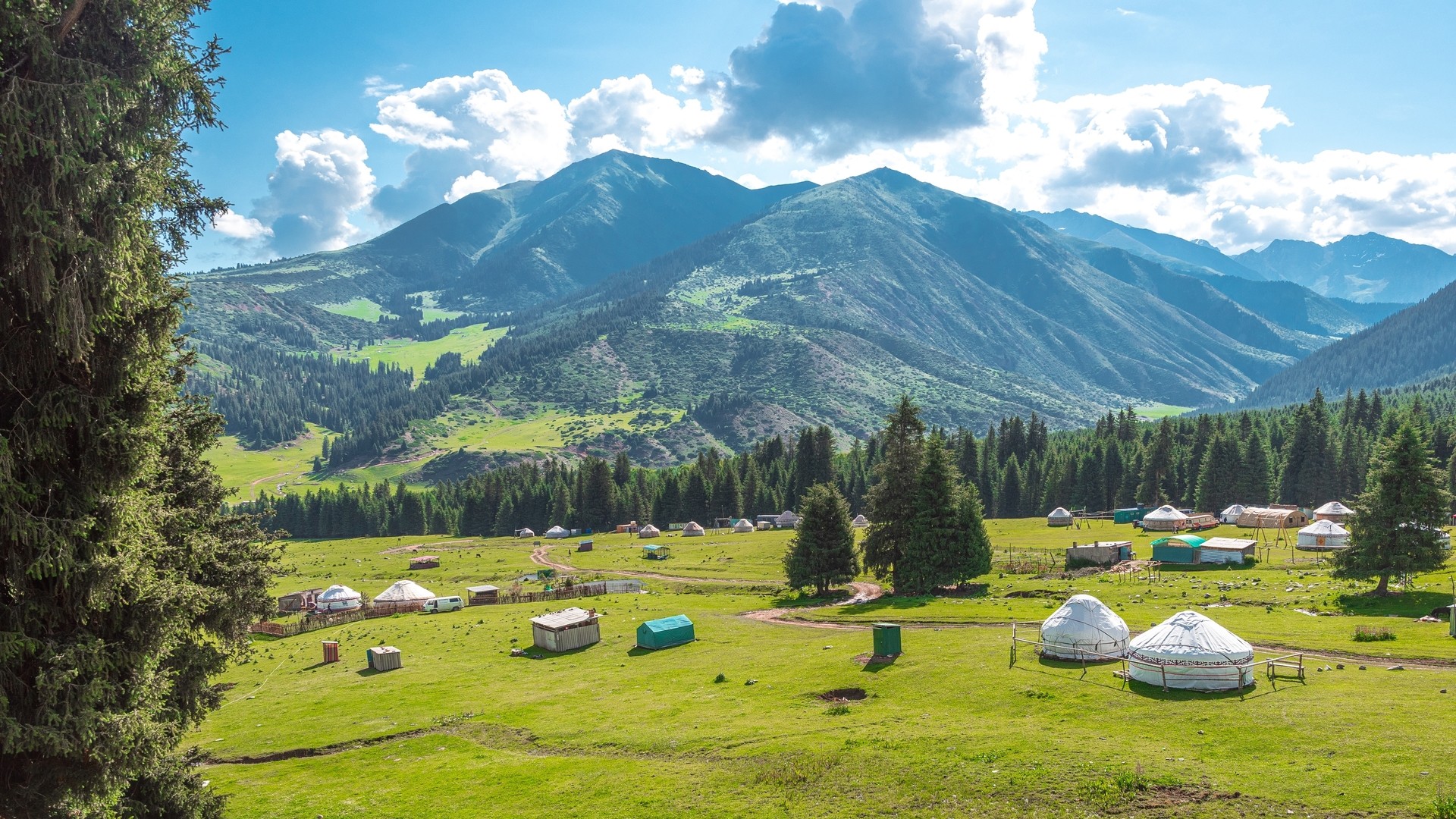 Горный пейзаж с традиционными кыргызскими юртами в ущелье Барскоон.