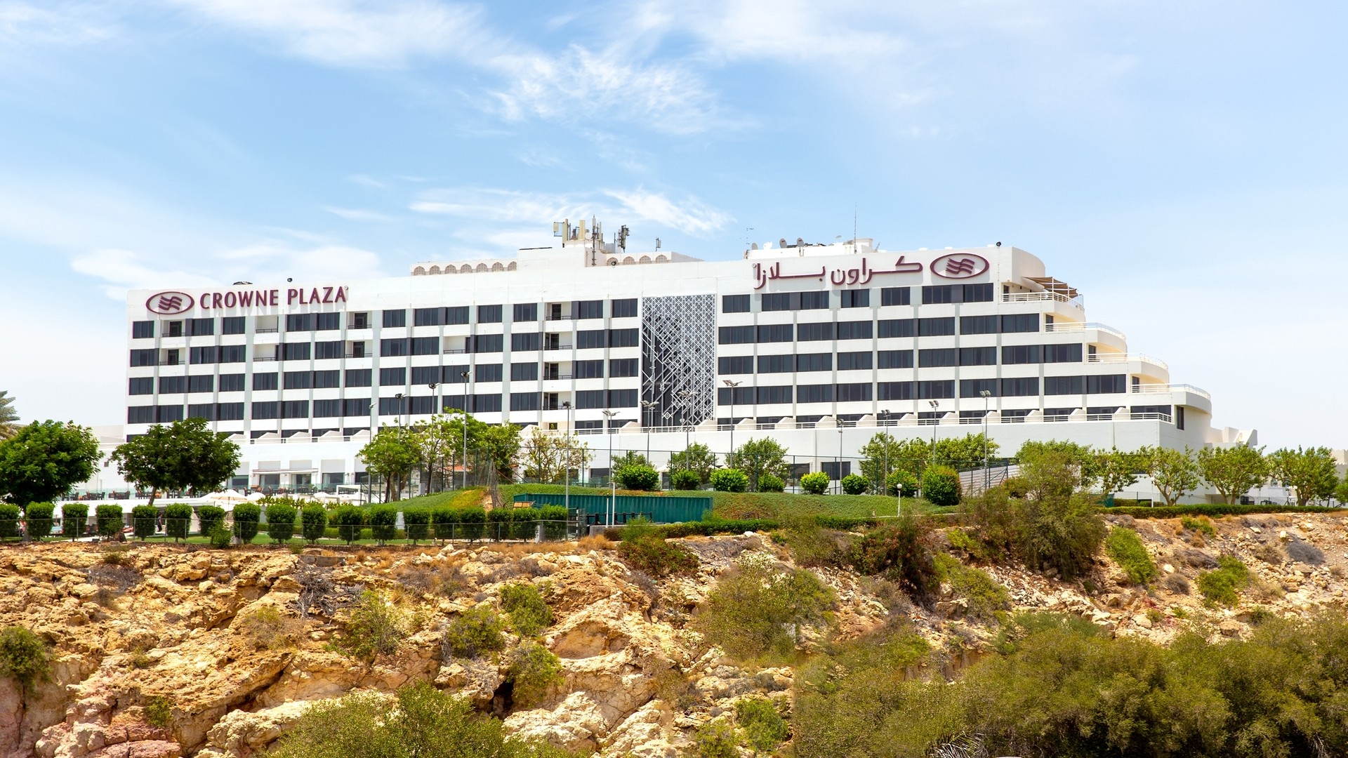 Вид на отель Crowne Plaza Muscat by IHG, Оман.