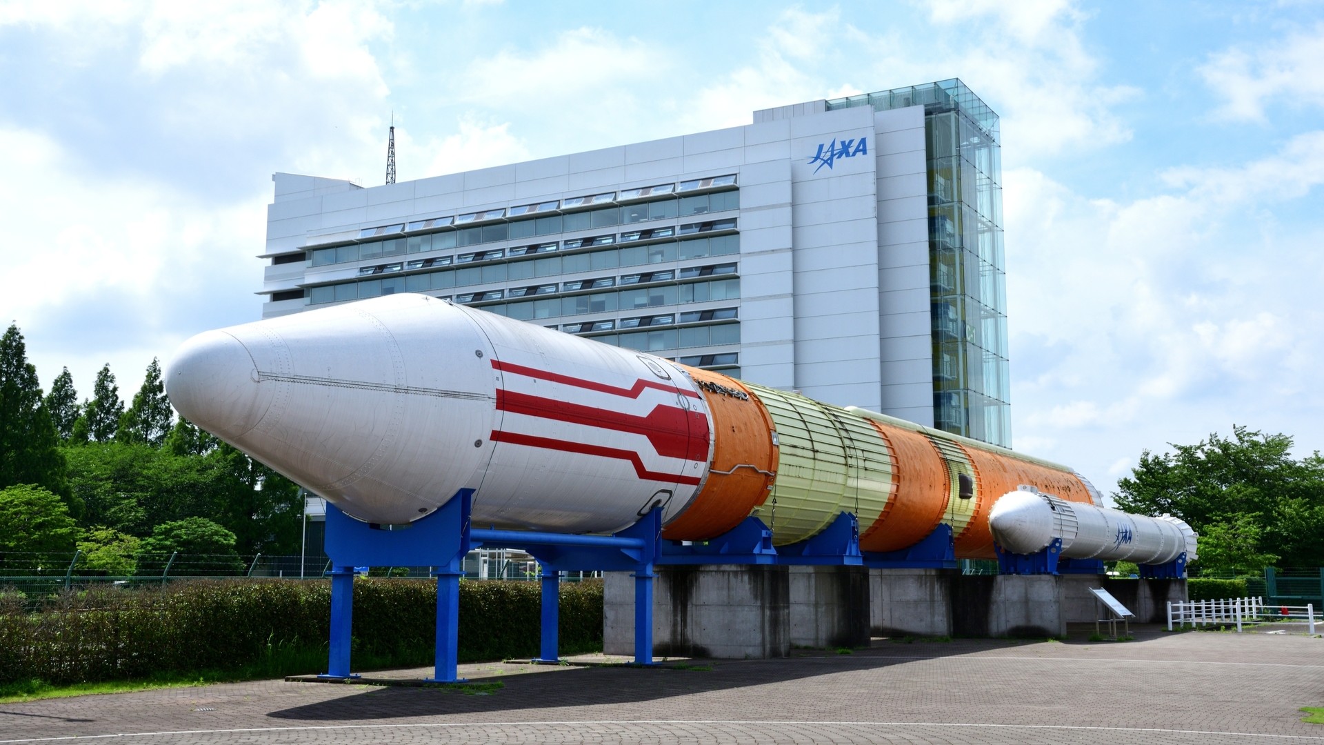 Ракета H-II перед зданием космического центра JAXA Tsukuba, Цукуба.