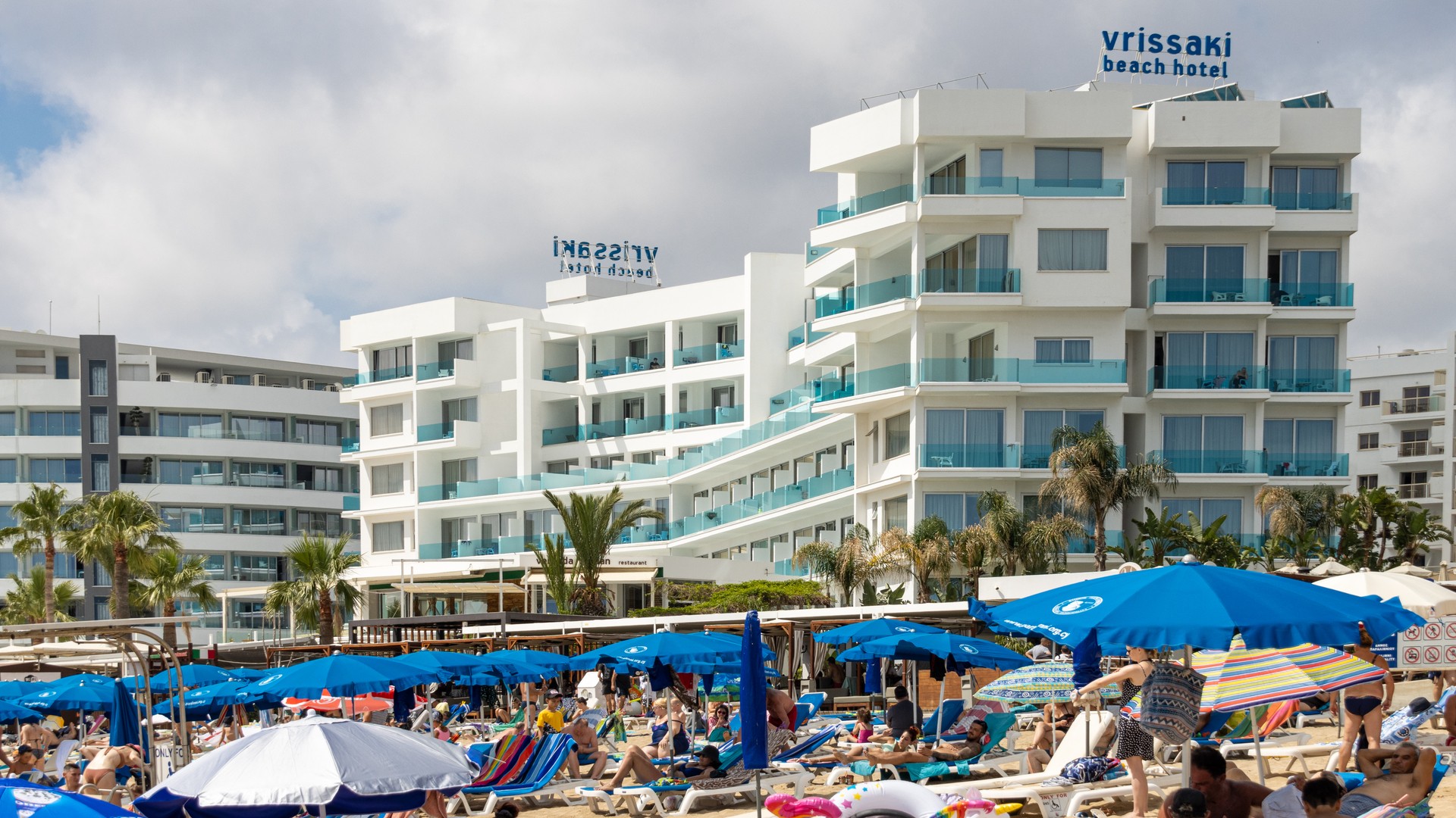 Пляж рядом с отелем Vrissaki Hotel Apartments, Протарас.