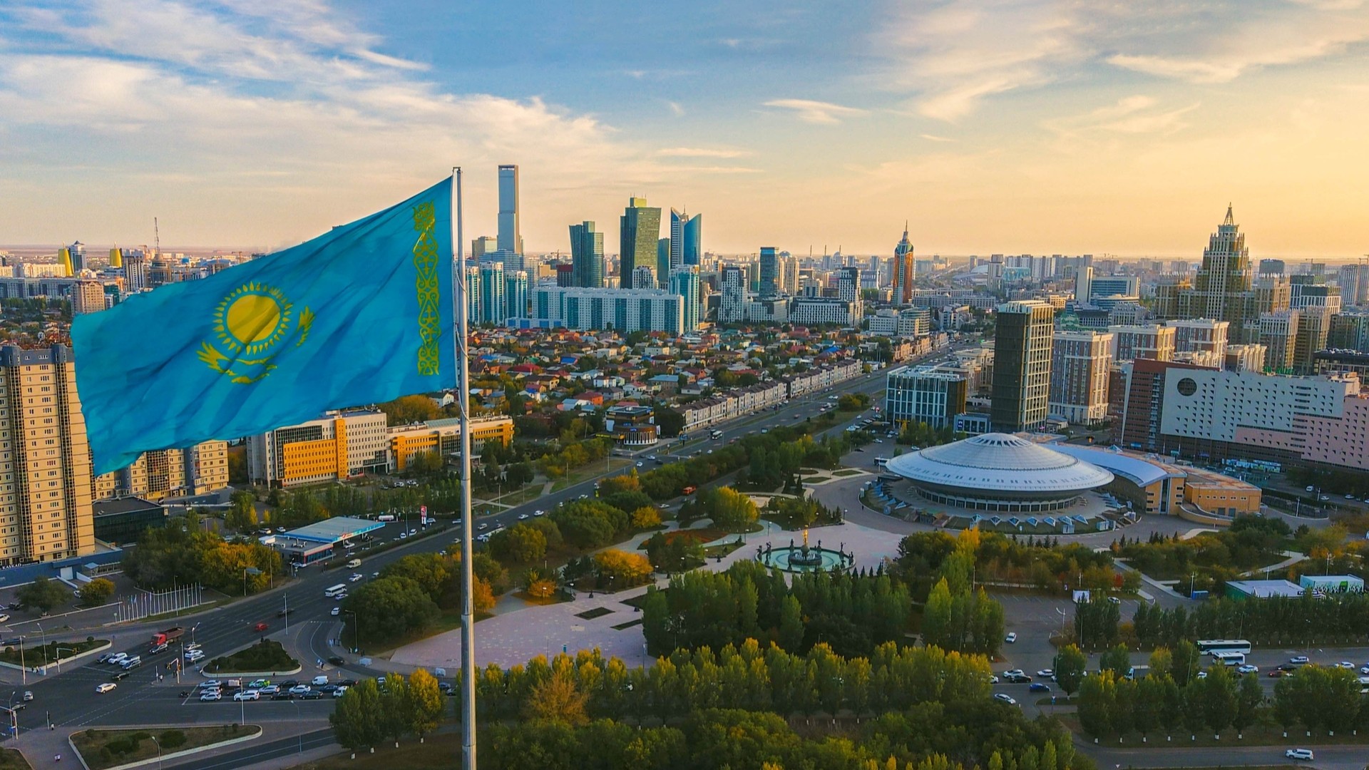 Флаг Казахстана развевается над Астаной.