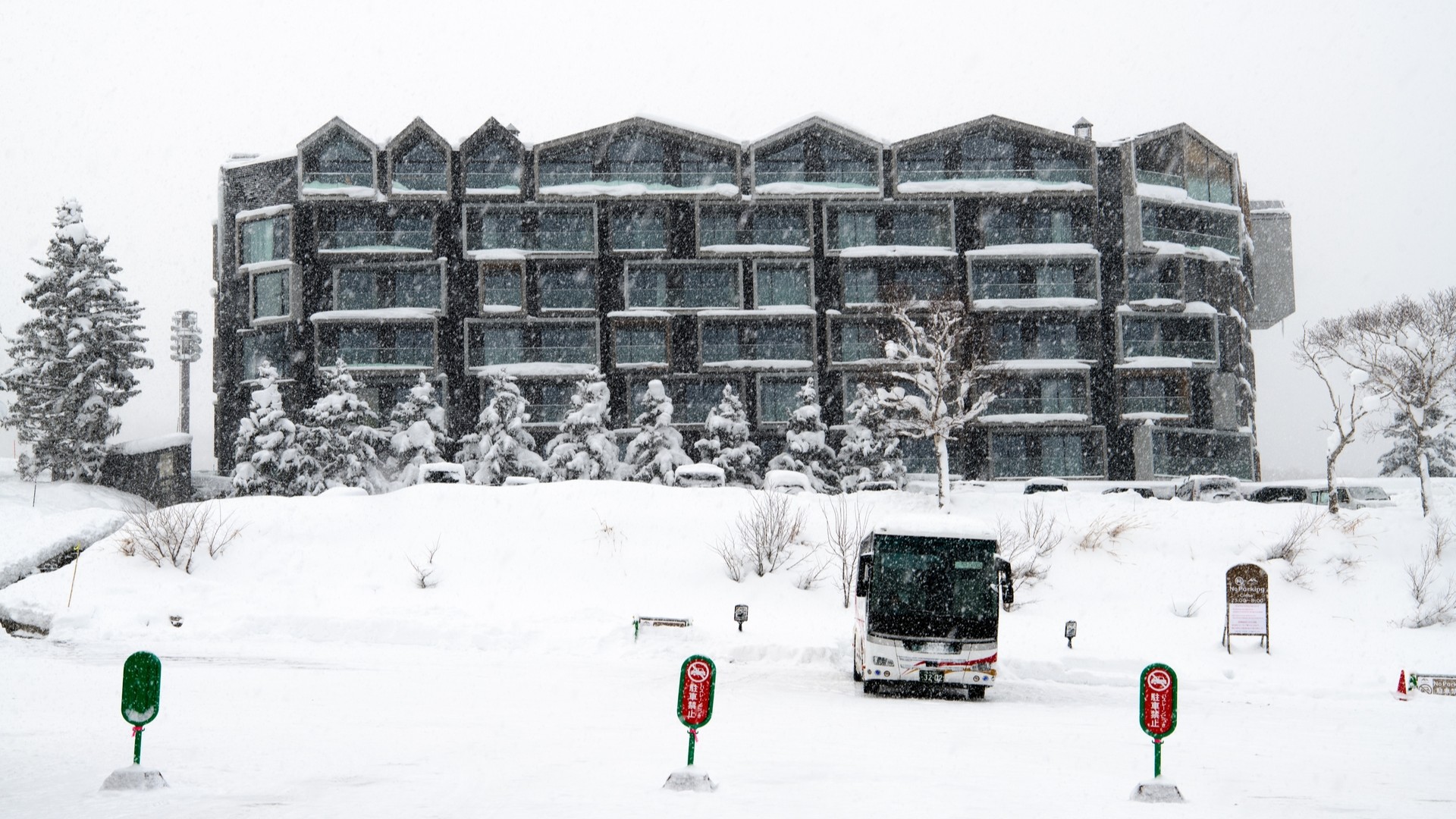 Отель Muwa Niseko в снежных хлопьях, Нисеко.